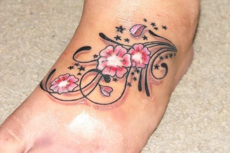 Pequeñas flores rosas y estrellitas alrededor de las flores rosas hacen que quede un tatuaje sencillo y elegante en el pie de cualquier mujer, otra vez estamos ante una idea de tatuaje muy utilizada por las chicas durante estos últimos años