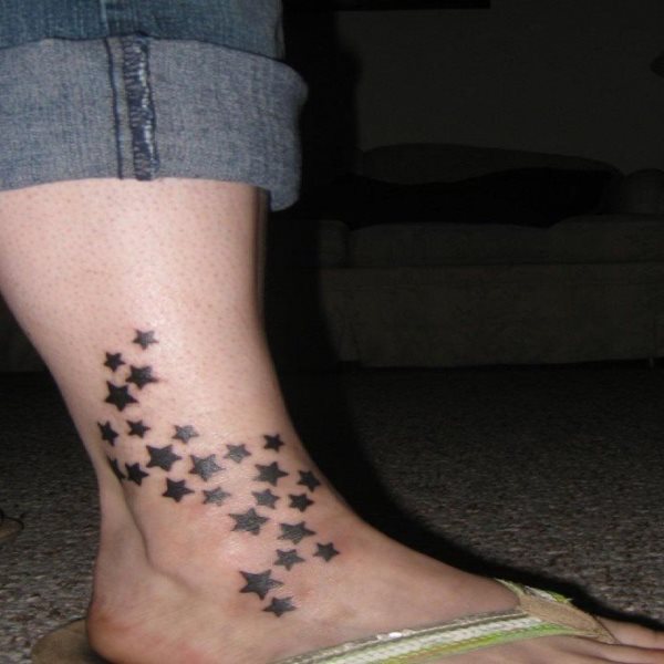 En este caso, este segundo tatuaje presenta muchas estrellas, casi veinte y todas son del mismo estilo y del mismo color