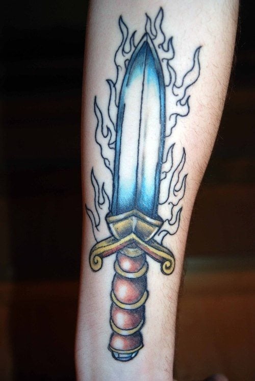 Diseo de una espada con tintas de colores en la empuadura y rodeada de llamas hechas solo en tinta negra