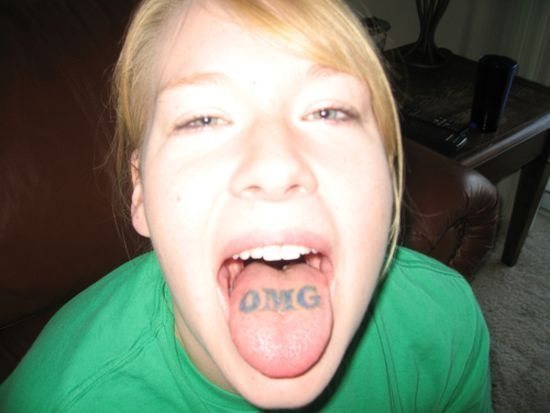 Oh my god!! Esta chica parece que se ha tatuado la expresión ¡Oh, Dios mío! en la lengua, no sabemos si la tinta tendría algún sabor o si ha aguantado todo el tiempo con la lengua afuera, lo que sí tenemos claro es que mañana ese tatuaje habrá pasado a mejor vida