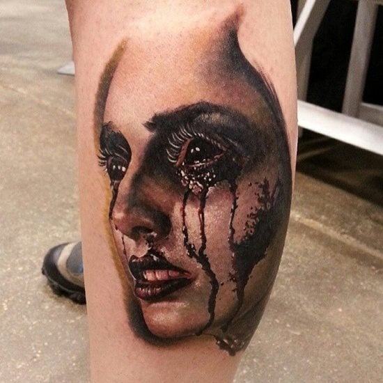 Tatuaje de una mujer en la pierna, cuyo rasgo principal de este tatuaje es el gran realismo conseguido y las lágrimas negras que recorren la cara, tatuadas con gran esmero para conseguir unos buenos brillos