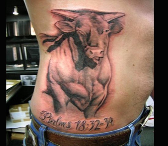 Como primera foto de la galera tenemos a un hombre que tiene un toro muy realista tatuado en el costado derecho