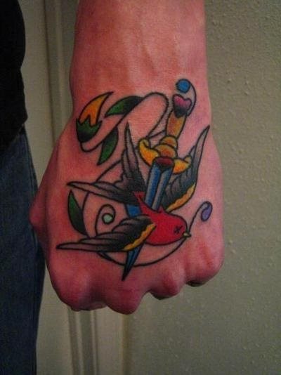 En este caso el tatuaje es mucho ms reducido y pequeo que los anteriores porque la mano no nos permite tener un tattoo demasiado grande