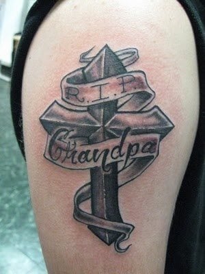 Diseo de una cruz dedicado al abuelo del portador del tatuaje que falleci