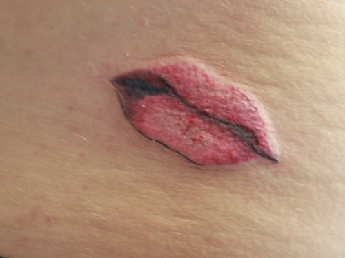 Horroroso tatuaje que no parece unos labios, no hay trazado aue valga, no hay textura ni color