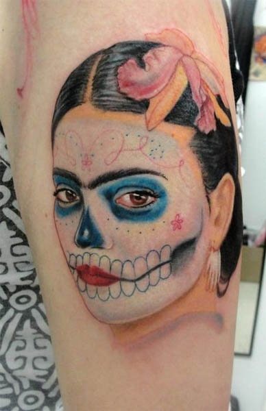 Diseo de una mujer, con cierto parecido a Frida Kahlo, quizs se trate de ella no lo sabemos con certeza; maquillada como una calavera mexicana