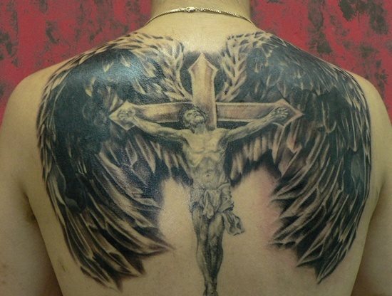 Diseo de Jess en una cruz con unas alas en tonos negros llenas de plumas y detalles, que a mi parecer se han queddo un poco cortas y no se sabe bien si pertenecen al personnaje representado o a la persona Diseo de Jess en una cruz con unas alas en tonos negros llenas de plumas y detalles, que a mi parecer se han queddo un poco cortas y no se sabe bien si pertenecen al personnaje representado o a la persona