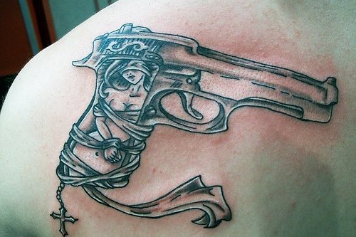 Diseo de una pistola cuya empuadura lleva dibujado el diseo de una mujer desnuda atada por lazos