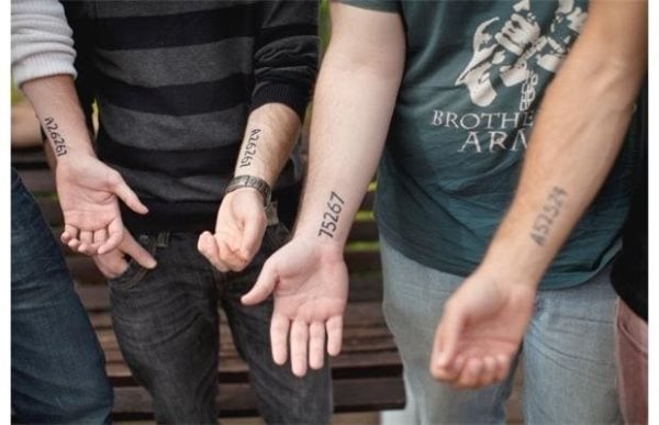 Podemos ver aqui varios tatuajes con la misma tipografa y dimensiones, as como la zona elegida