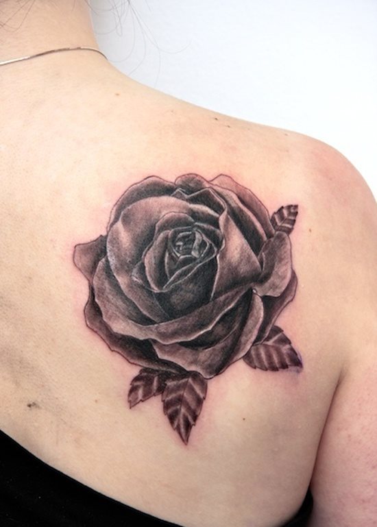 Otro diseo de una rosa, esta ven en tonos negros y perfilada de manera que el resultado final da la sensacin de que se trate de un dibujo ms que de un tatuaje