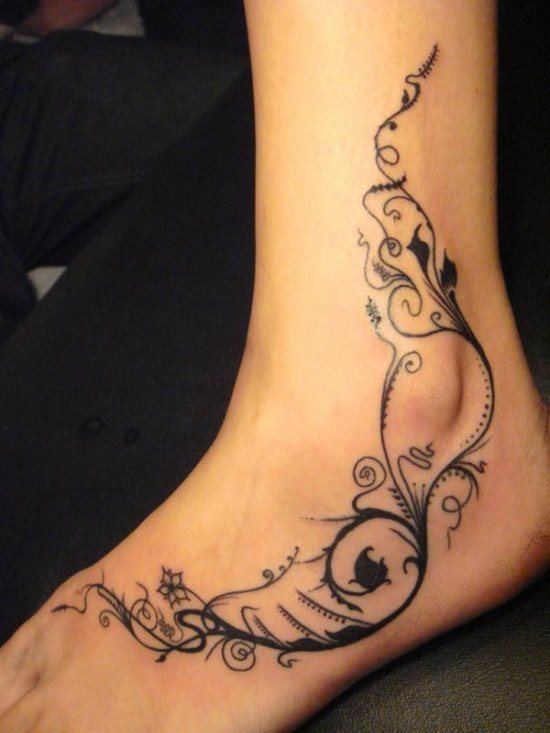 Tatuaje en el pie, tobillo y parte de la pierna de unas cenefas florales formando todo un recorrido muy sensual y de acabados sencillos gracias a los finos trazos, un tatuaje de ramillete floral que ha quedado perfecto en esa piel