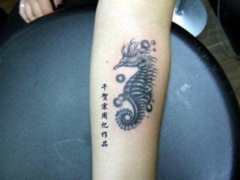 Diseo en la parte interna del antebrazo con letras chinas