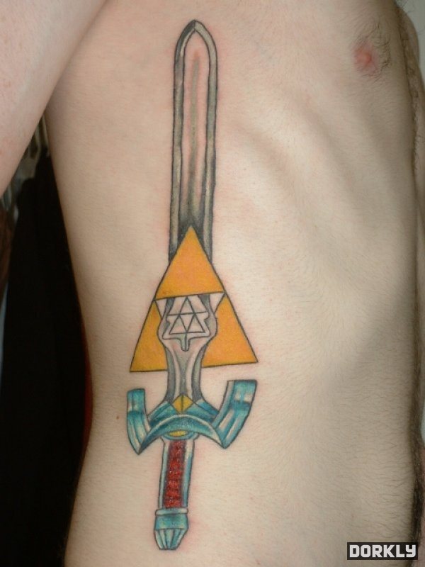 Gran espada tatuada a lo largo del costado