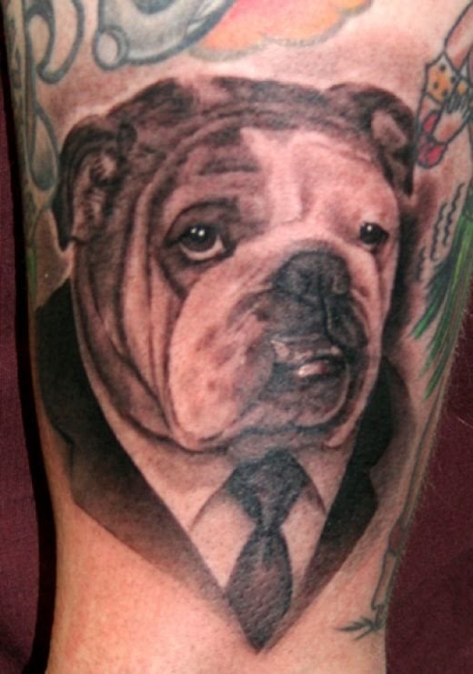 Original tatuaje de un perro que viste traje