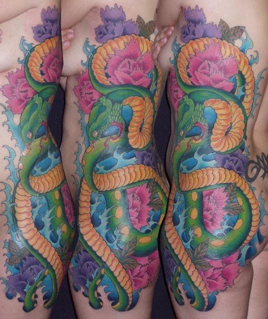 Magnfico este tatuaje de una serpiente sobre un fondo de flores y agua