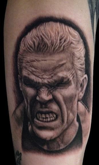 Tatuaje de la cara de un vampiro con grandes rasgos marcados para expresar el enfado de este tatuaje o una expresión de ataque