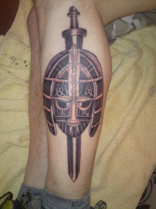 Tatuaje de un casco y espada de guerrero, en el que abundan los detalles y los vuenos trazos realiados sobre el tatuaje, que se ha destinado su sitio sobre el lateral de la pierna izquierda, dando como resultado un tatuaje muy bonito y digno de admirar