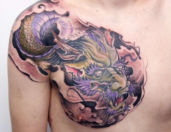 Diseo de un dragon en colores con un fondo en blanco que ocupa tanto el brazo como el pecho