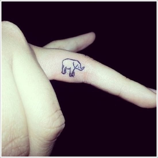 Diseo de un elefante de pequeas dimensiones en uno lateral del dedo de la mano