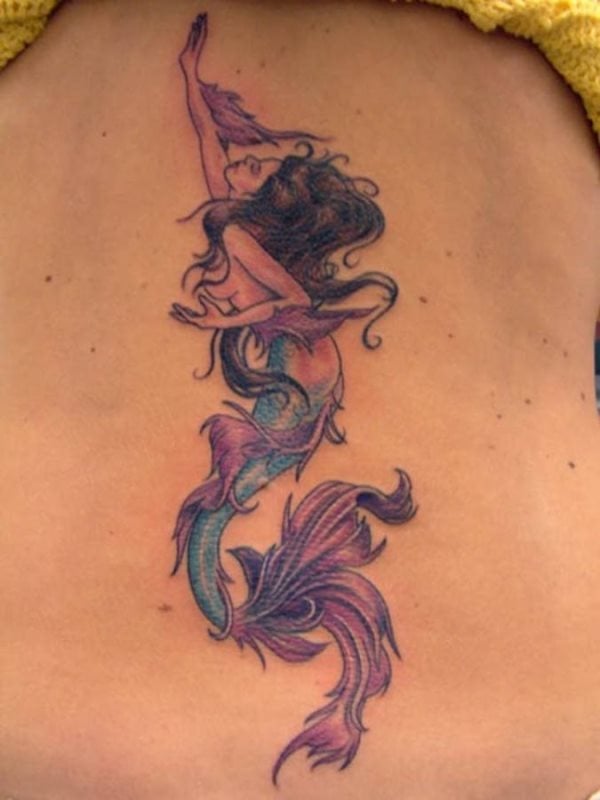 Sirena representada en tonos coloridos y con unos trazados finos que suponen que el tatuador tenga bastante experiencia