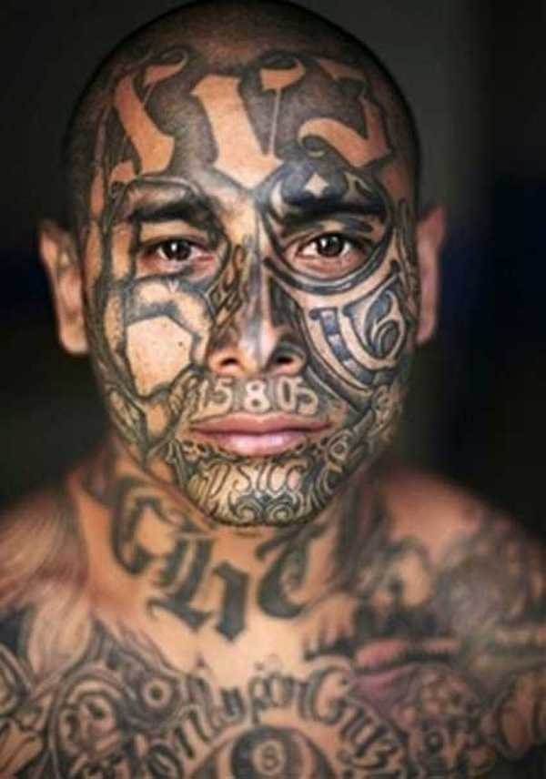 Este hombre ha optado por tatuarse la cara e incluso ha aadido una fecha en la parte superior de los labios y bajo la nariz