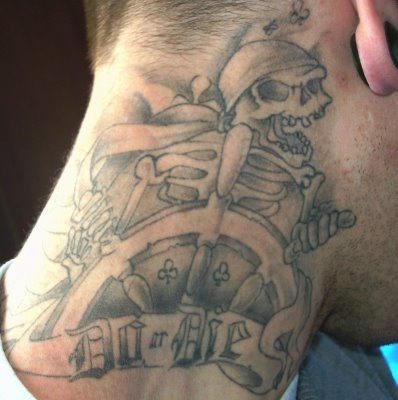 Bajo mi punto de vista y nunca me gusta decir lo que voy a decir pero este tattoo es horrible