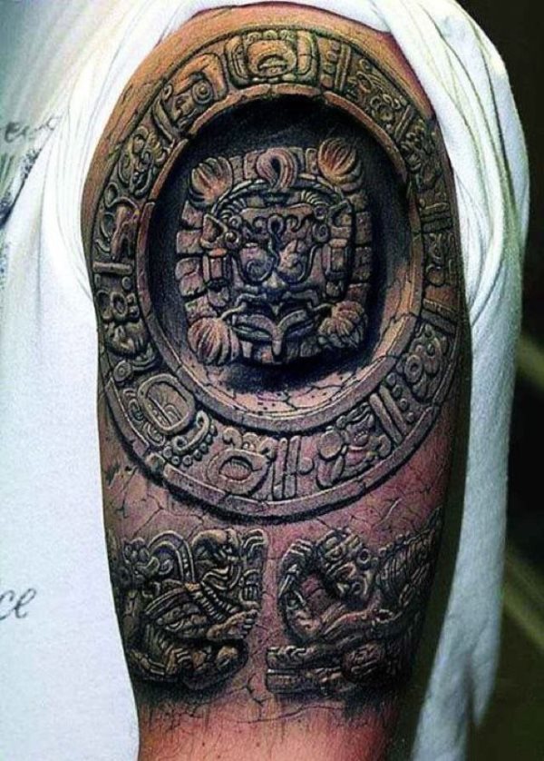 La calidad de la imagen no es la mejor pero se ve perfectamente que es un tatuaje azteca