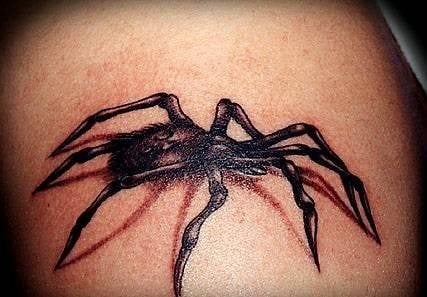 Tatuaje de una espeluznante araña, para le que se ha conseguido un buen juego con las sombras, utilizando para ello otro tono oscuro