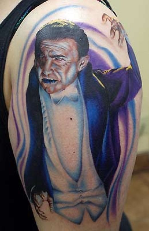 Tatuaje de un mago con traje de chaqueta, camisa blanca y pajarita del mismo color