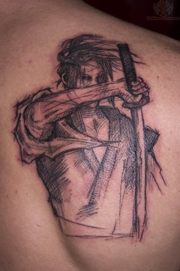 Tatuaje realizado imitando a los trazos de lápiz sobre papel, para el que se ha dibujado un guerrero con pelo largo y espada mirando hacia el suelo, tal vez esté en posición de guarda y esperando para sacar la espada para luchar