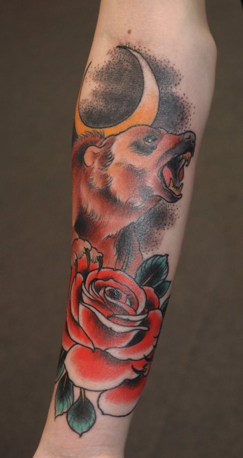 Imagen de un oso con una luna en la parte superior del diseo y una rosa en la parte inferior