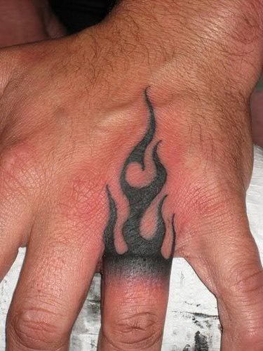Diseo tribal de unas llamas saliendo de un dedo a modo de anillo parece