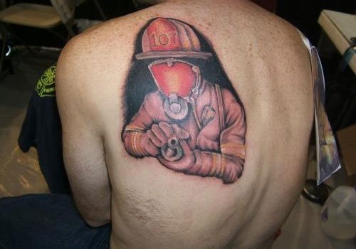 Como primer tatuaje de la galera de bomberos tenemos a un bombero vestido como tal con la manguera en la mano y una mscara de gas en su rostro