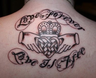 Tatuaje de unas manos que sujetan un corazn con nudos celtas con una corona en la parte superior