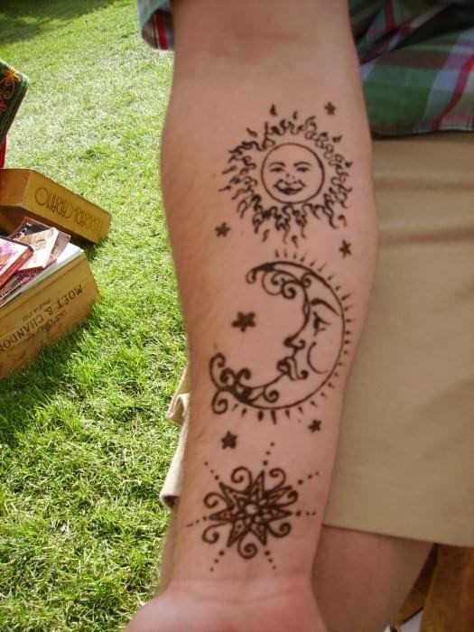 Tatuaje de henna en el que podemos ver representados un sol, una luna y una estrella con varios detalles en cada uno de ellos