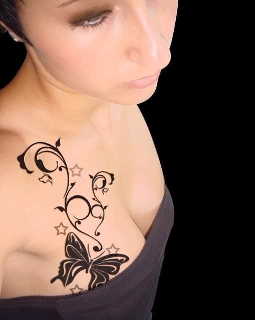 Tatuaje en el pecho decorado con un ramillete de flores negras y para el que algún programa de diseño digital de fotrografías ha complementado con unas esdtrellas, que sinceramente, creemos que no necesita este bonito tatuaje