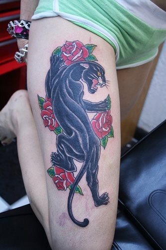 Esta chica se ha tatuado una pantera negra rodeadad de rosas rojas en el muslo