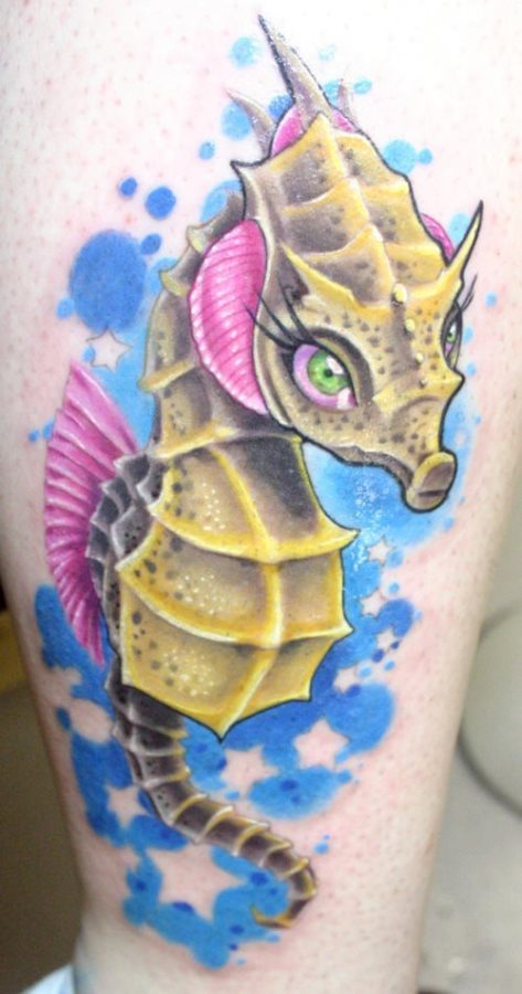Diseo de un tatuaje de caballito de mar en tonos amarillos y rosas, con el fondo azul