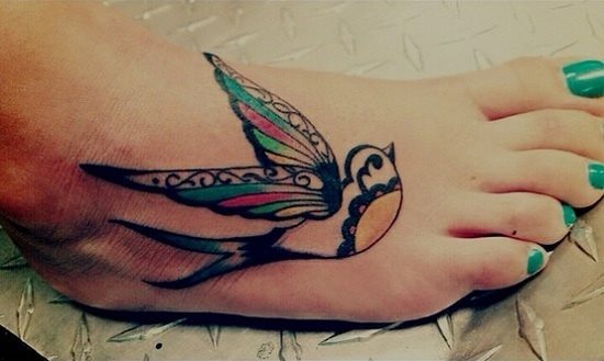Bonito y colorido diseo de una golondrina con bonitas alas