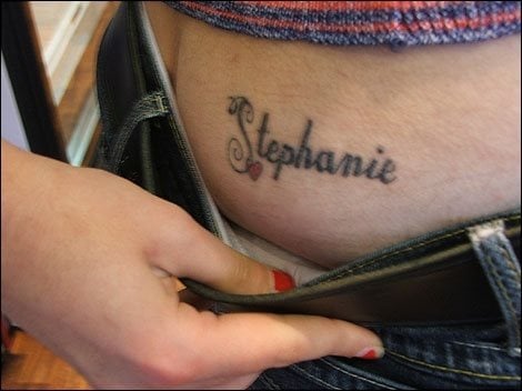 Diseo con el nombre de Stephanie en la nalga de esta jven