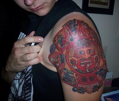 Este simbolo puede ser uno de los ms comunes dentro de los tatuajes aztecas pero esta vez est realizado con multitud de colores, algo que no es tan comn