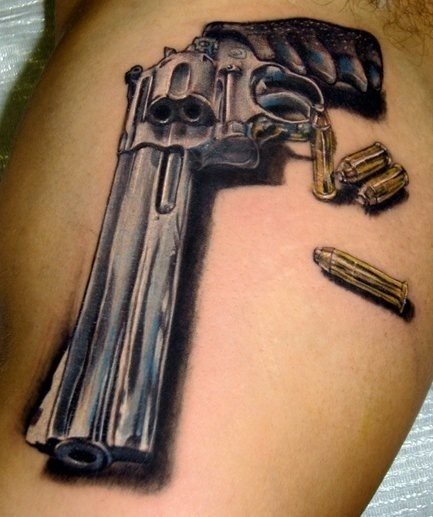 Tatuaje de un revólver de cañón largo en e lque hay alrededor cuatro balas de color dorado, que se le han tatuado unas sombras muy bien conseguidas