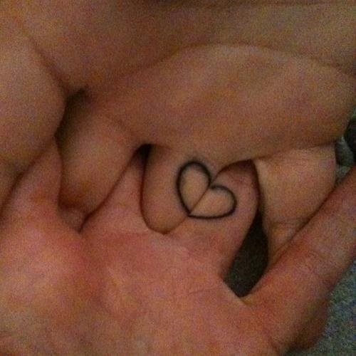 Diseo de un corazn que se forma al entrelazar las manos, en el caso de este diseo puede tratarse de un tatuaje de la amistad, pero creemos que es ms propio de parejas que de amigos