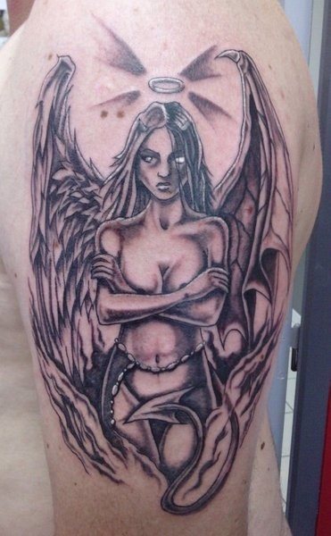 Una mujer con cara de enfadada caracterizada como un ángel y que está desnuda a la par que tiene una crona que despende unos destellos, es un tattoo muy común entre hombres y del que destacamos los ojos blancos y penetrantes de esta mujer, a la vez que mientras parece un ángel tiene rabo de demonio y es que recordemos el demonio antes que demonio fue un ángel