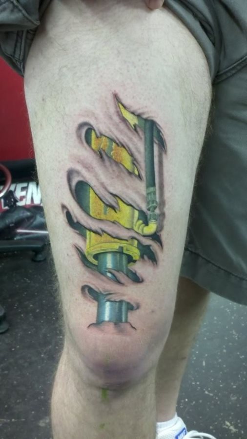 Tatuaje biomecnico en el que aparce otra parte de la piel rasgada con una mquina de color amarillo y negro