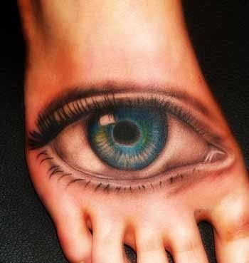 Diseo de un ojo en la parte del empeine del pie, con un color de iris azul y verde