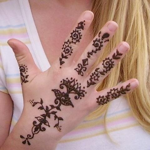 Tatuaje de henna en la mano y los de dos de la misma