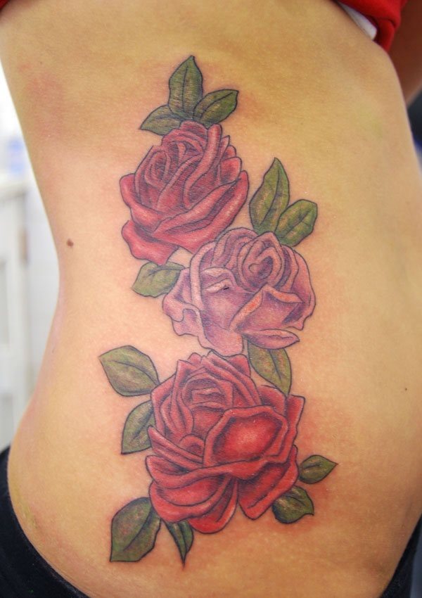 En esta fotografa podemos ver que existen tres rosas dispuestas una encima de la otra, tatuadas en un costado