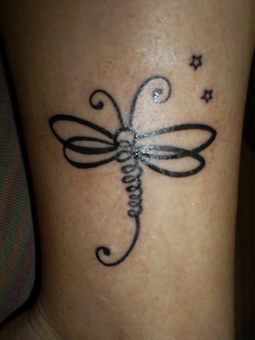 Este diseo, bastante creativo, sobre una libelula en tonos negros y acompaado por dos estrellas a modo de detalle, puede ser una buena opcin de tatuaje Este diseo, bastante creativo, sobre una libelula en tonos negros y acompaado por dos estrellas a modo de detalle, puede ser una buena opcin de tatuaje