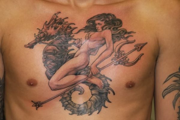 Otro nuevo diseo de una chica desnuda cabalgando sobre un caballito de mar tatuado en el pecho